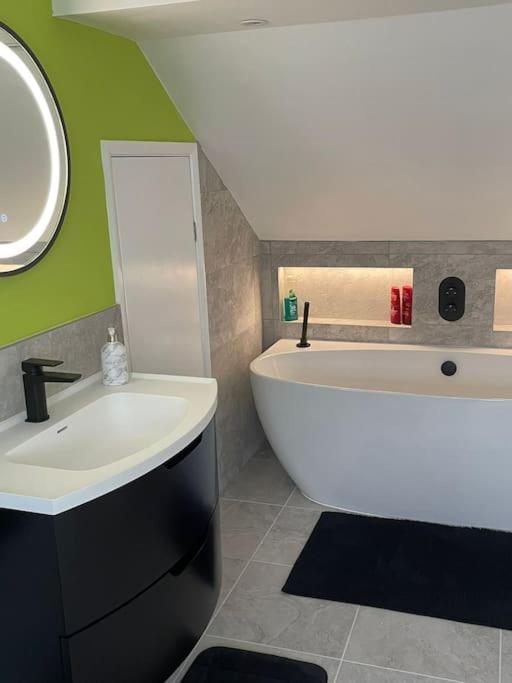 Seascape - Stylish Modern Apartment Barton on Sea Esterno foto