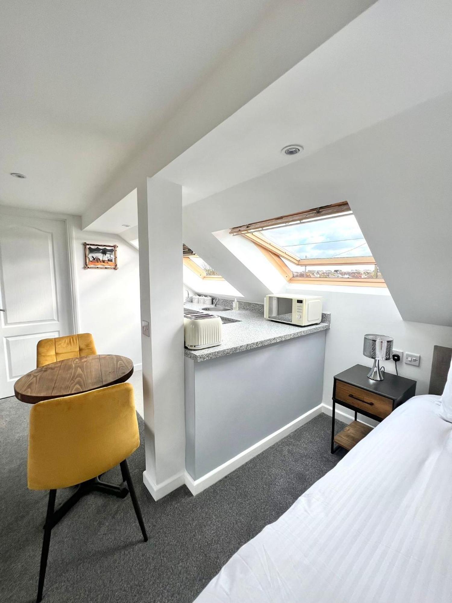 Seascape - Stylish Modern Apartment Barton on Sea Esterno foto